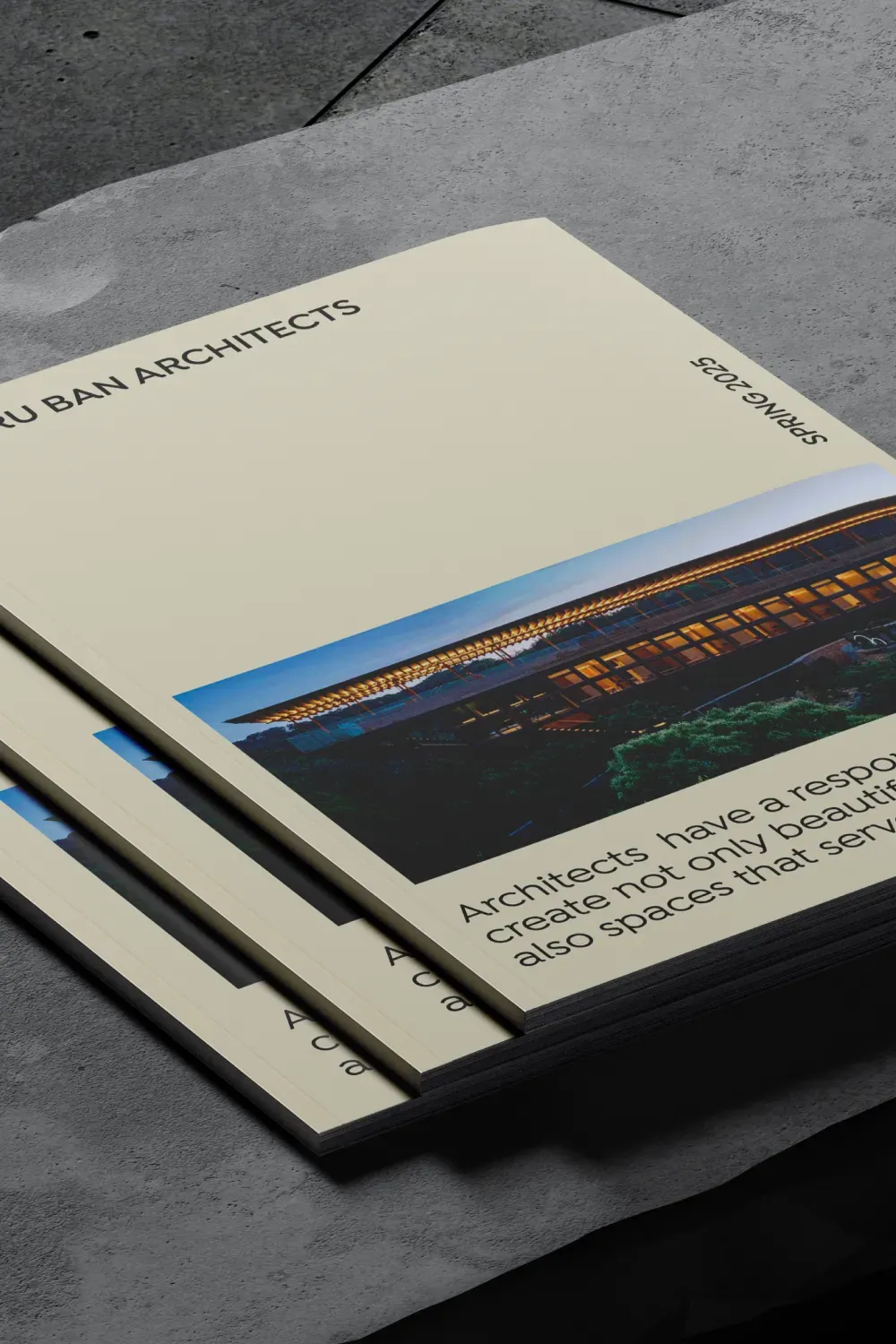 Magazine papier crème posé sur béton, couverture "Shigeru Ban Architects" avec photo de bâtiment architectural au coucher du soleil