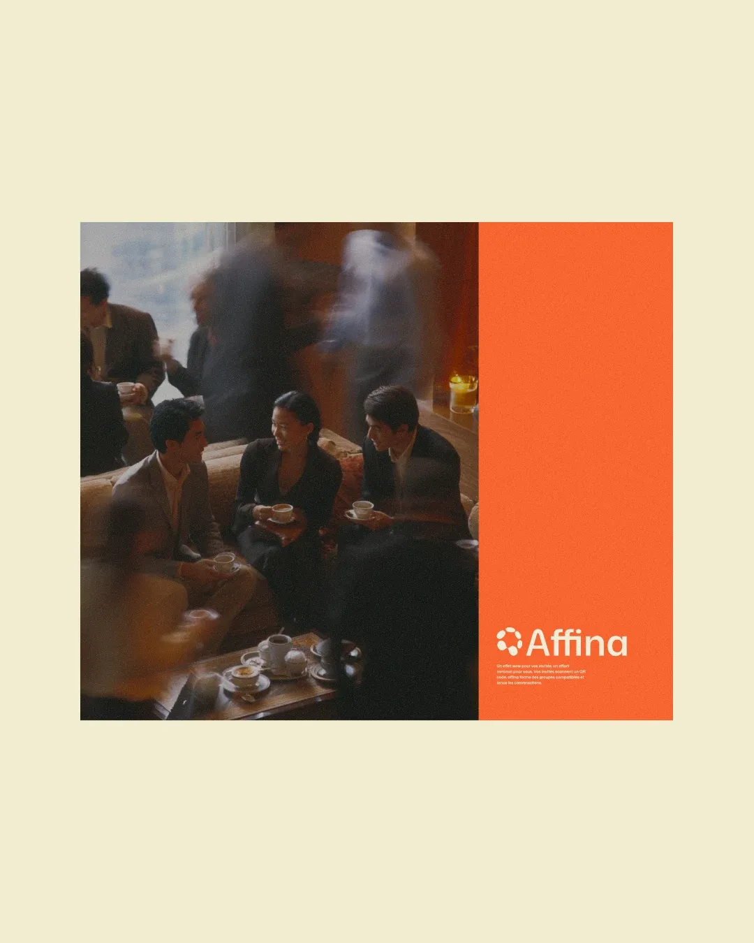 Affiche Affina : photo d'un échange entre participants, bandeau orange avec le logo