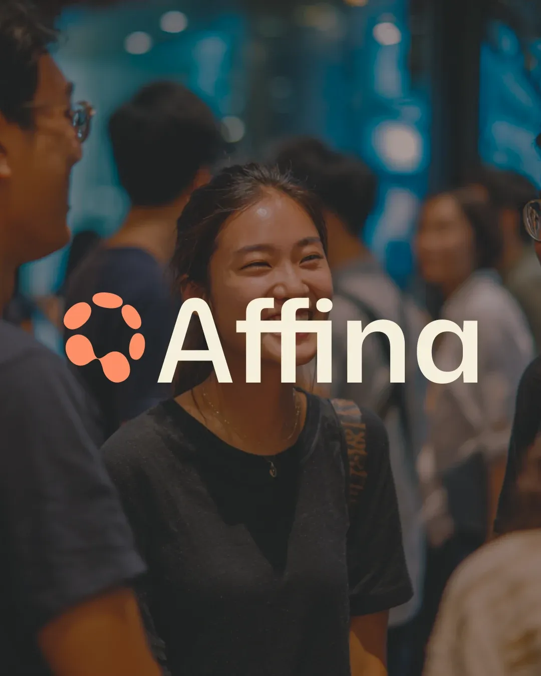 Logo Affina en surimpression sur la photo d'une participante souriante lors d'un événement