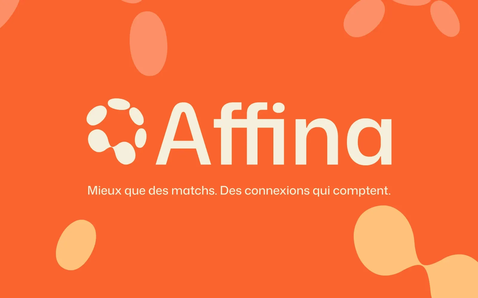 Logo Affina en crème sur fond orange Sunset Amber, entouré des formes organiques de la marque, avec l'accroche « Mieux que des matchs. Des connexions qui comptent. »