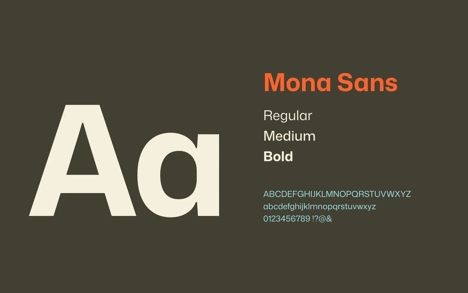 Typographie Mona Sans : « Aa » en très grand sur fond noir chaud, graisses Regular, Medium et Bold, alphabet
