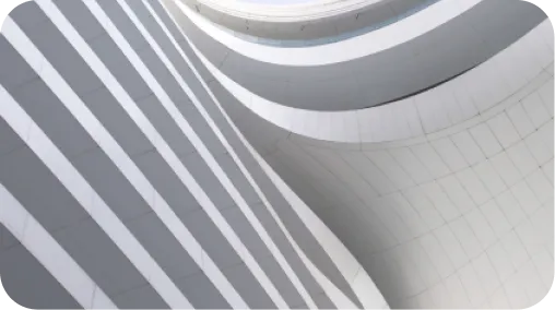 Gros plan sur une façade architecturale blanche aux lignes courbes et rayures géométriques, jeu d'ombre et lumière