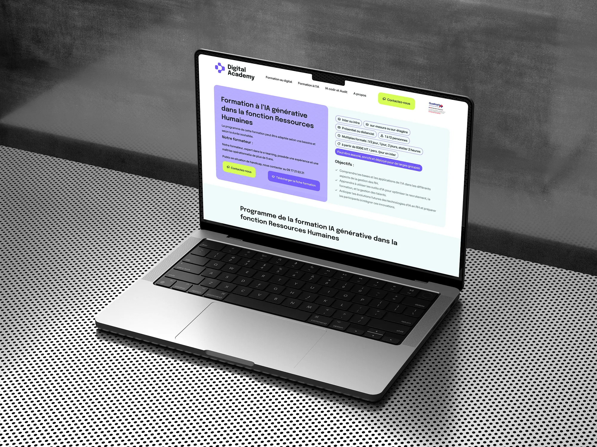 Ordinateur portable sur fond perforé affichant la page de formation IA générative en Ressources Humaines, Digital Academy