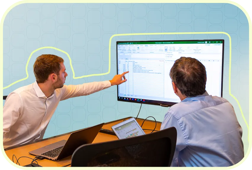 Deux collaborateurs analysant un tableau de données Excel sur écran, contour illustré jaune fluo, projet Idaos